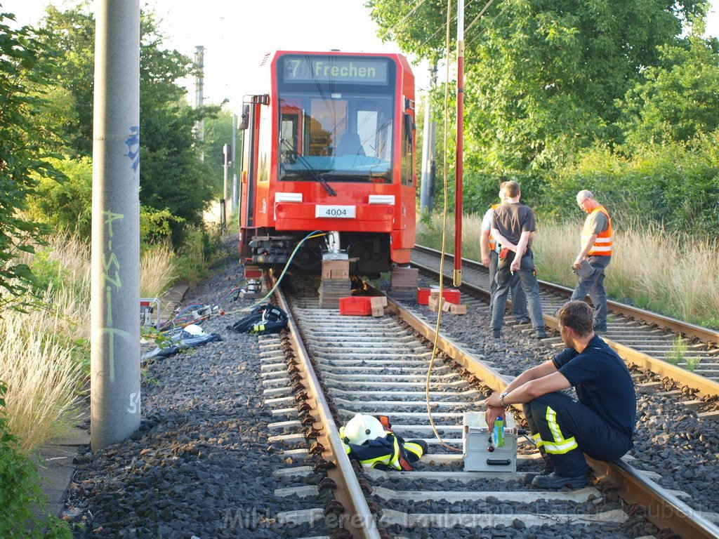 Person unter KVB Bahn Koeln Porz Kloster Ensen P30.JPG